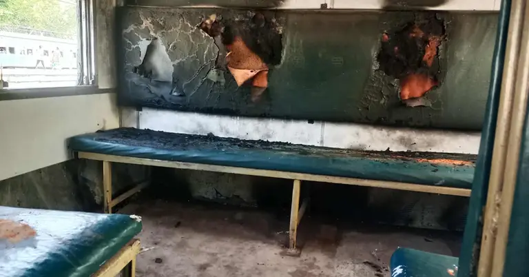 আগুনে পুড়ে যাওয়া ট্রেনের অংশ